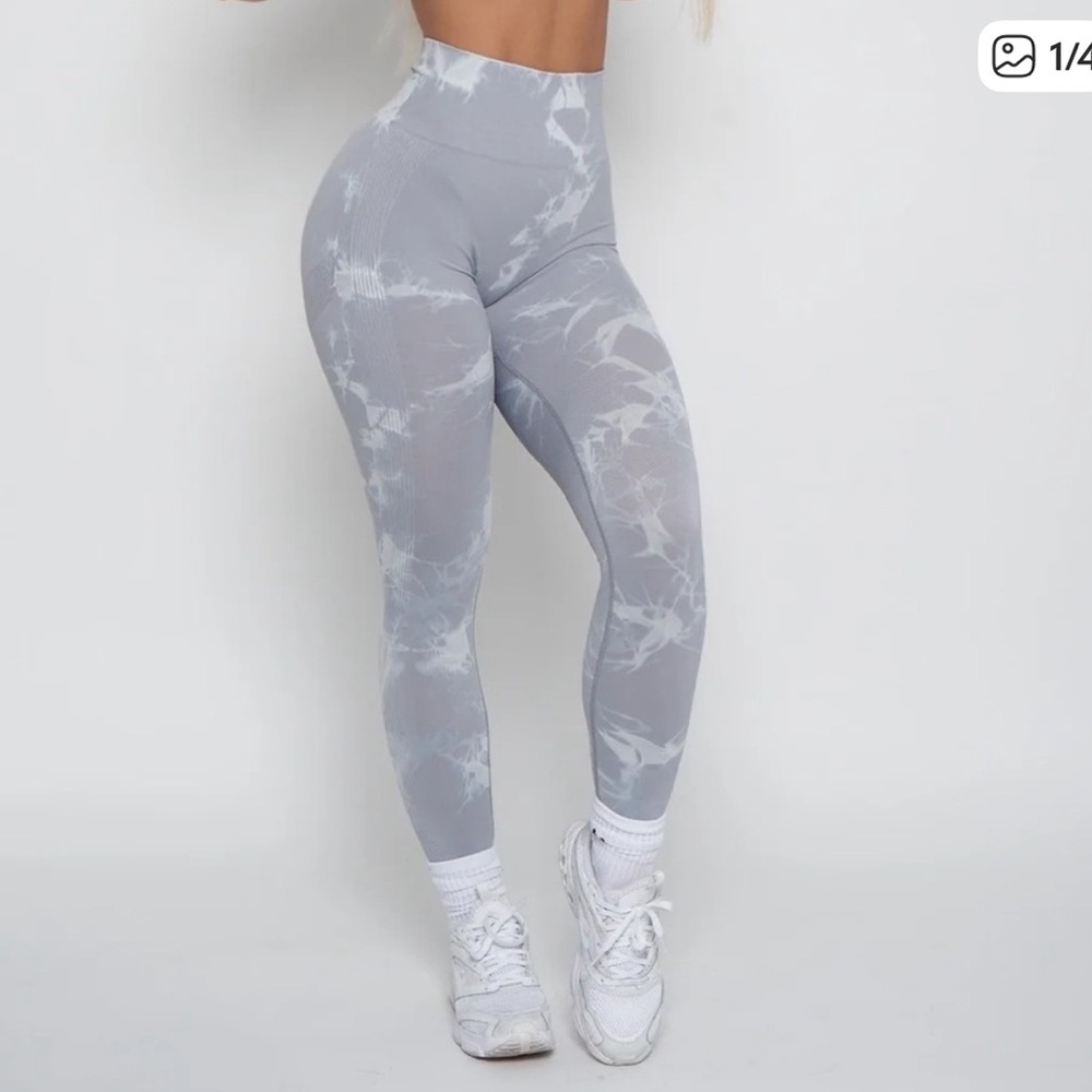 Like new Marble Tie Dye Light grey scrunch butt leggings large
